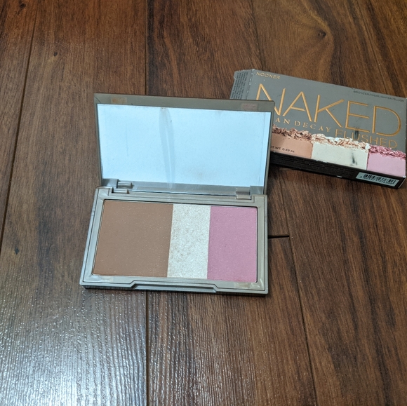 Urban Decay Naked Flushed Palatte - Picture 2 of 2